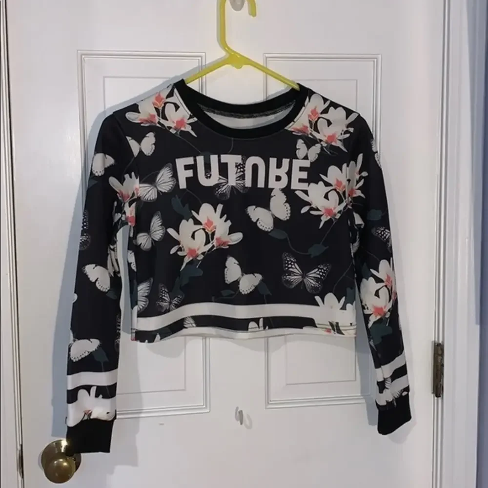 Nike black and white‎ long sleeve crop top